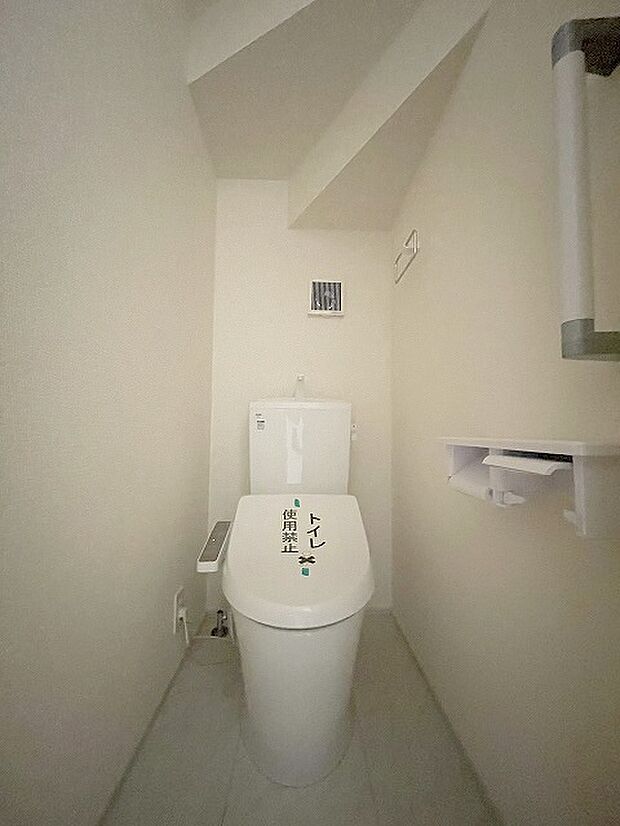 階段下を有効活用したトイレスペース。 便座はもちろんウォシュレット。