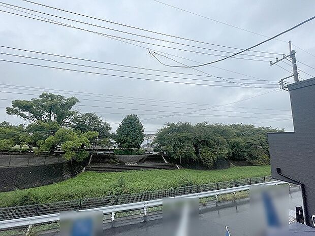 窓からの眺望です。実際に現地で眺望もご確認ください。