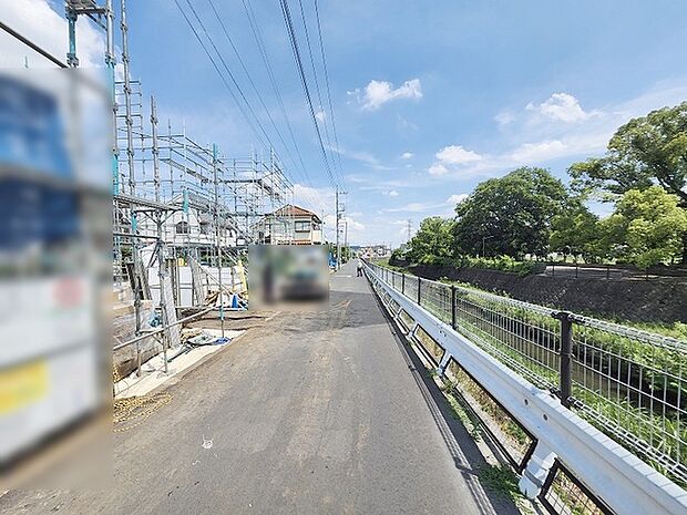 安心して暮らすことのできる住宅街。 住宅地の道路は一般に交通量が少なく車などの騒音が少ないため、住民にとって静かな生活環境が提供されます。