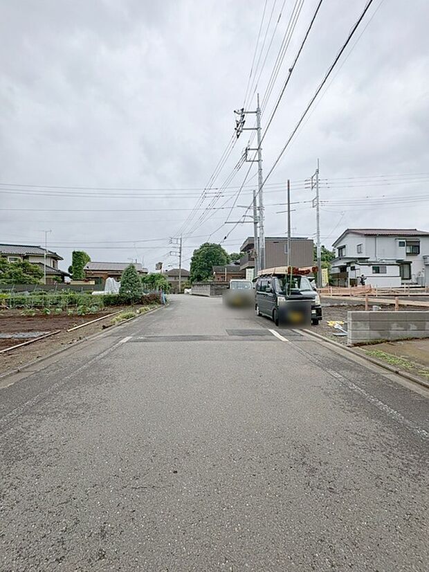 安心して暮らすことのできる住宅街。 住宅地の道路は一般に交通量が少なく車などの騒音が少ないため、住民にとって静かな生活環境が提供されます。