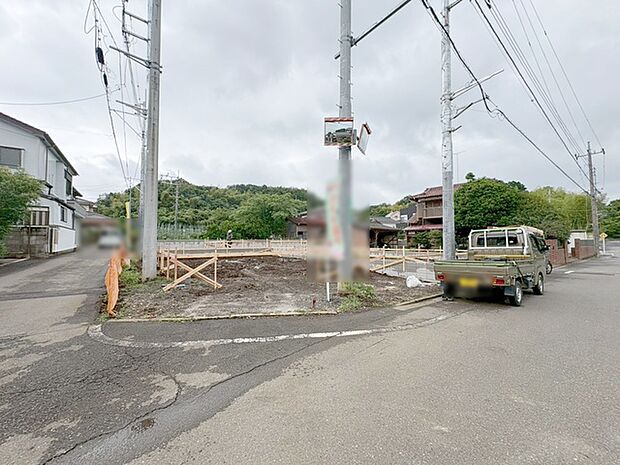 安心して暮らすことのできる住宅街。 住宅地の道路は一般に交通量が少なく車などの騒音が少ないため、住民にとって静かな生活環境が提供されます。