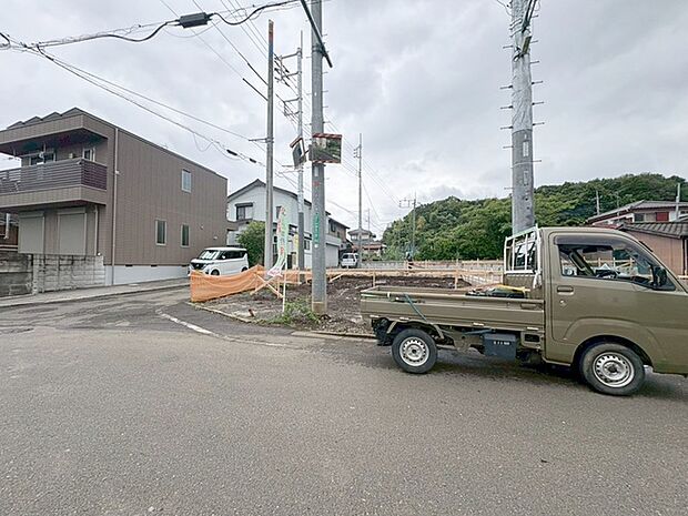 安心して暮らすことのできる住宅街。 住宅地の道路は一般に交通量が少なく車などの騒音が少ないため、住民にとって静かな生活環境が提供されます。