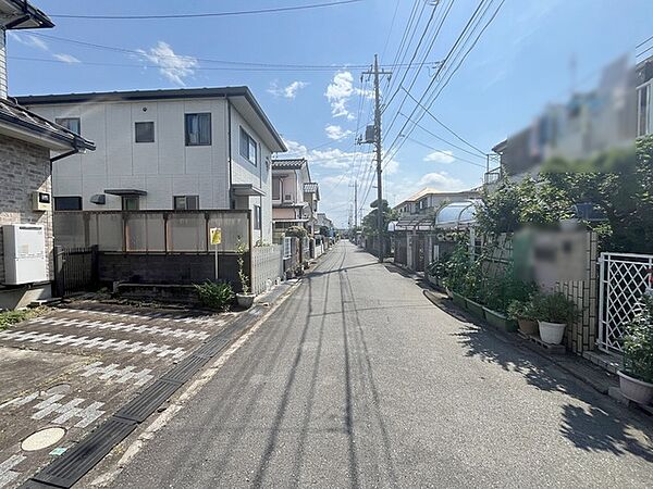 周辺は住宅が建ち並ぶ閑静な住宅街です。
