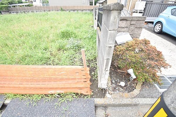 建築条件なしの敷地。弊社グループ「白馬建設」にて建物プランをご提案できます。実際の陽当たりやサイズ感を現地でお確かめください。