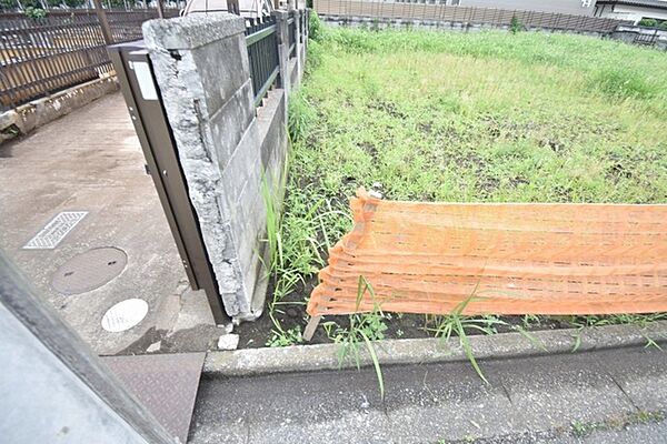 現地ご見学の際、スタッフが様々なご質問に対応いたします、周辺環境、前面道路、建築可能な建物について、ぜひご相談ください。