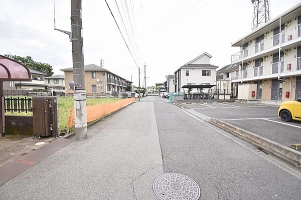 安心して暮らすことのできる住宅街。　住宅地の道路は一般に交通量が少なく車などの騒音が少ないため、住民にとって静かな生活環境が提供されます。