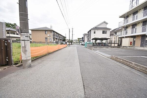 安心して暮らすことのできる住宅街。　住宅地の道路は一般に交通量が少なく車などの騒音が少ないため、住民にとって静かな生活環境が提供されます。