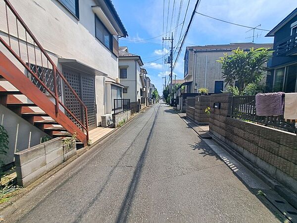安心して暮らすことのできる住宅街。　住宅地の道路は一般に交通量が少なく車などの騒音が少ないため、住民にとって静かな生活環境が提供されます。