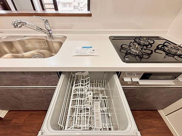 毎日の家事をサポートしてくれる食洗器も標準に装備。ちょっと嬉しい設備です