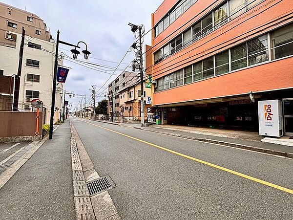 利便性と快適性を両立した立地。ショッピングやレストラン、公共交通機関へのアクセスが良好でありながら、周囲の緑豊かな自然環境も満喫できます。