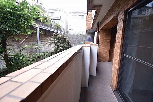 朝のひと時にコーヒーを飲みながら新鮮な空気を吸う、バルコニーでの過ごし方は様々です。自分だけの小さなオアシスとして、日常の喧騒を忘れる場所になるかもしれません。