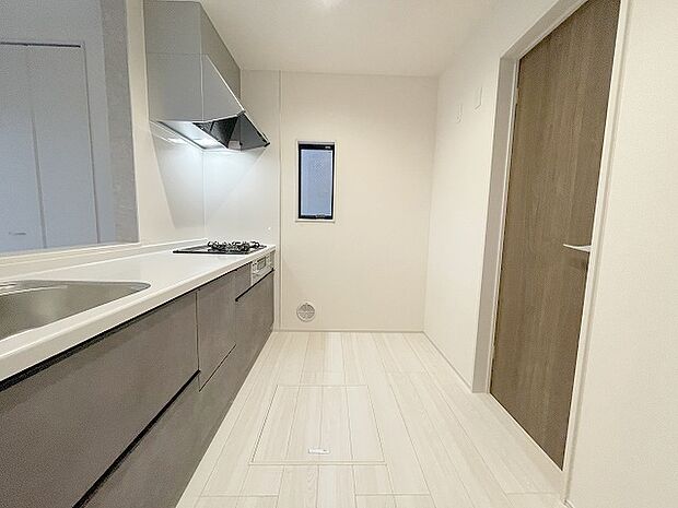 キッチンコンロスペースの近くには、空気の入れ替えが可能な開口部を設置！！ お料理をする際には、換気扇を回しながら匂いが籠らない様に開放してお料理もお楽しみ頂けます。 