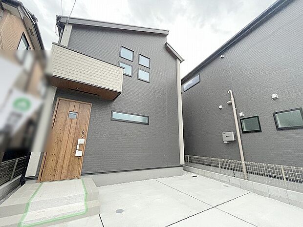 周辺の街並みの中で適度な主張、生活に溶け込むシンプルなデザインの外観が魅力の一戸建です。 
