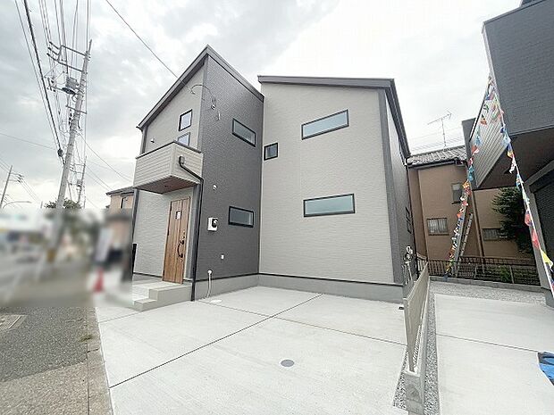 周辺の街並みの中で適度な主張、生活に溶け込むシンプルなデザインの外観が魅力の一戸建です。
