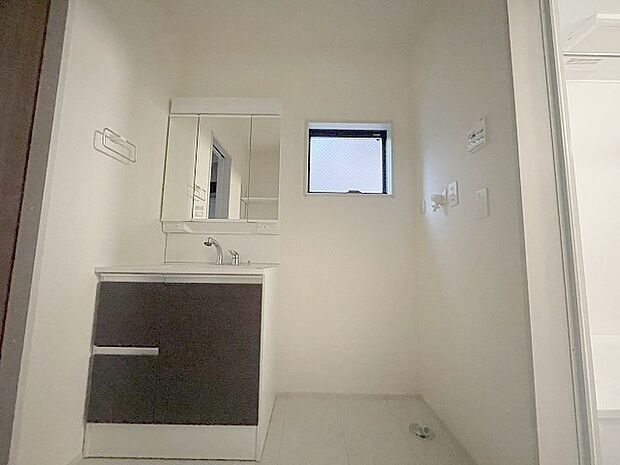三面鏡に洗面台。 コンセントに照明機能、多機能性を備えた設備です。