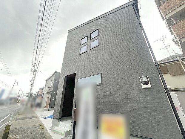 周辺の街並みの中で適度な主張、生活に溶け込むシンプルなデザインの外観が魅力の一戸建です。