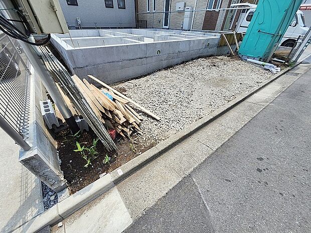 現在建物を建築中です、建築中の物件については現地確認の他、同施工会社の完成施工例のご案内、担当者のプレゼンテーションにてご検討ください。適切なご検討の方法をご説明させて頂きます。