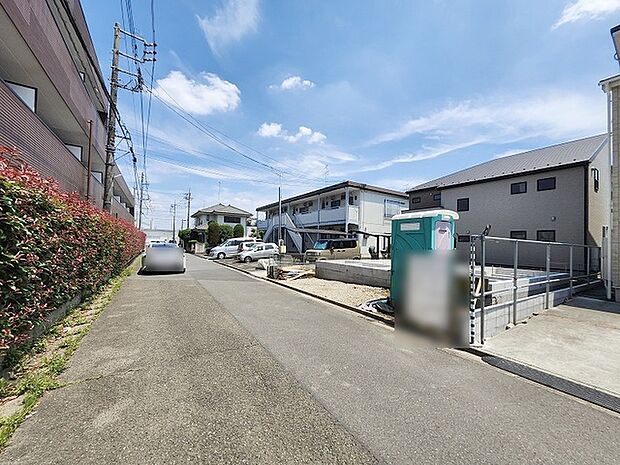 安心して暮らすことのできる住宅街。　住宅地の道路は一般に交通量が少なく車などの騒音が少ないため、住民にとって静かな生活環境が提供されます。 
