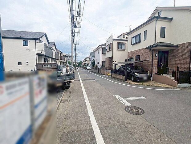 安心して暮らすことのできる住宅街。 住宅地の道路は一般に交通量が少なく車などの騒音が少ないため、住民にとって静かな生活環境が提供されます。