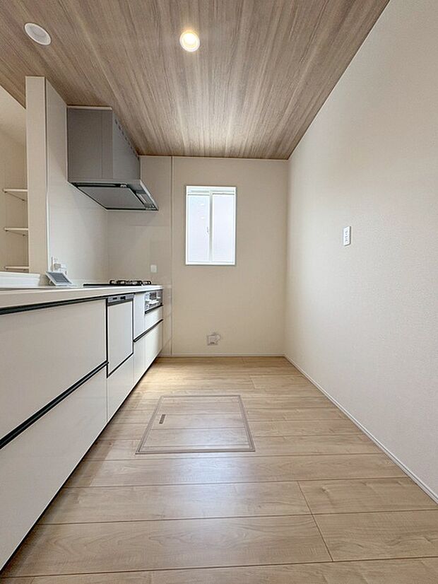 キッチンコンロスペースの近くには、空気の入れ替えが可能な開口部を設置!! お料理をする際には、換気扇を回しながら匂いが籠らない様に開放してお料理もお楽しみ頂けます。