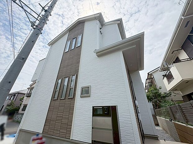 建物が完成しましたので室内のご見学予約スタート。当日のご見学予約も大歓迎です。お気軽にご連絡ください。エステート白馬国分寺店は火曜水曜も営業しております。