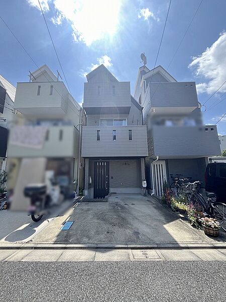 周辺の街並みの中で適度な主張、生活に溶け込むシンプルなデザインの外観が魅力の一戸建です。