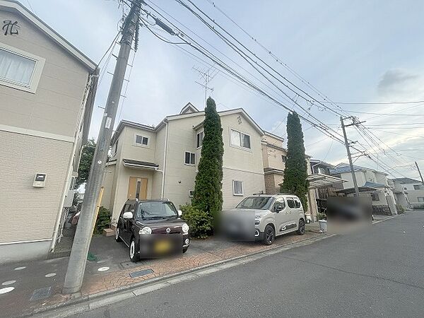 周辺の街並みの中で適度な主張、生活に溶け込むシンプルなデザインの外観が魅力の一戸建です。