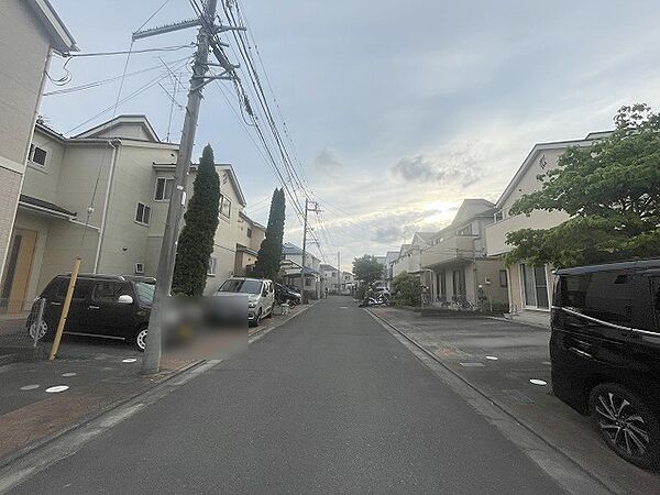 安心して暮らすことのできる住宅街。　住宅地の道路は一般に交通量が少なく車などの騒音が少ないため、住民にとって静かな生活環境が提供されます。
