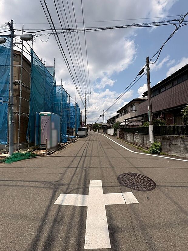 安心して暮らすことのできる住宅街。　住宅地の道路は一般に交通量が少なく車などの騒音が少ないため、住民にとって静かな生活環境が提供されます。 