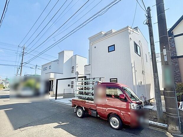 周辺の街並みの中で適度な主張、生活に溶け込むシンプルなデザインの外観が魅力の一戸建です。