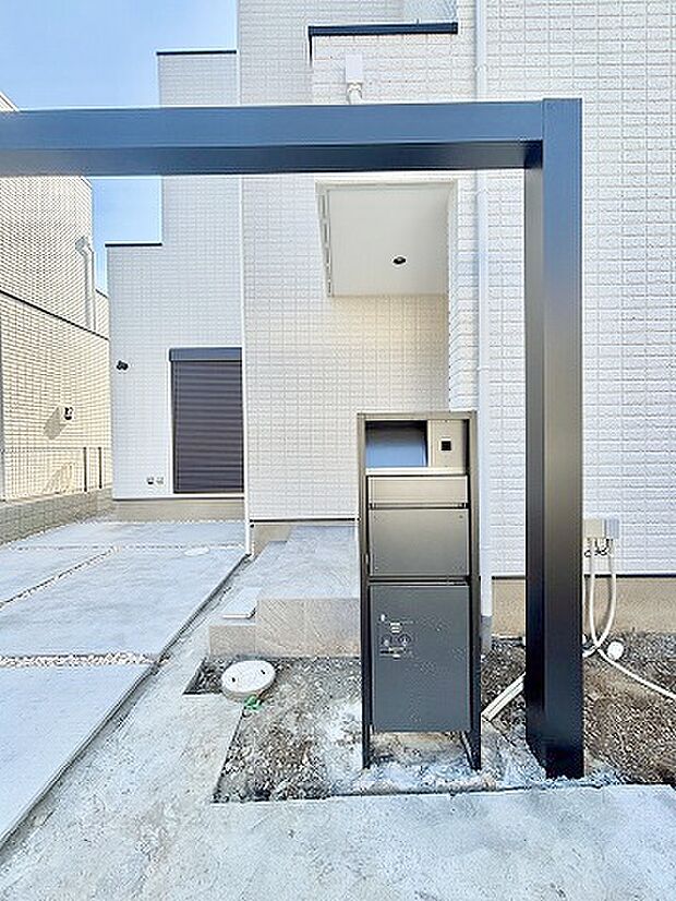 周辺の街並みの中で適度な主張、生活に溶け込むシンプルなデザインの外観が魅力の一戸建です。