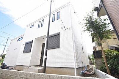 外観：周辺の街並みの中で適度な主張、生活に溶け込むシンプルなデザインの外観が魅力の一戸建です。 