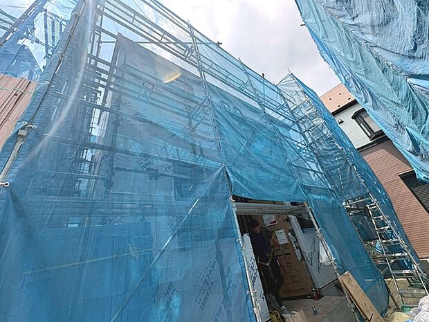 現在建物を建築中です、建築中の物件については現地確認の他、同施工会社の完成施工例のご案内、担当者のプレゼンテーションにてご検討ください。適切なご検討の方法をご説明させて頂きます。