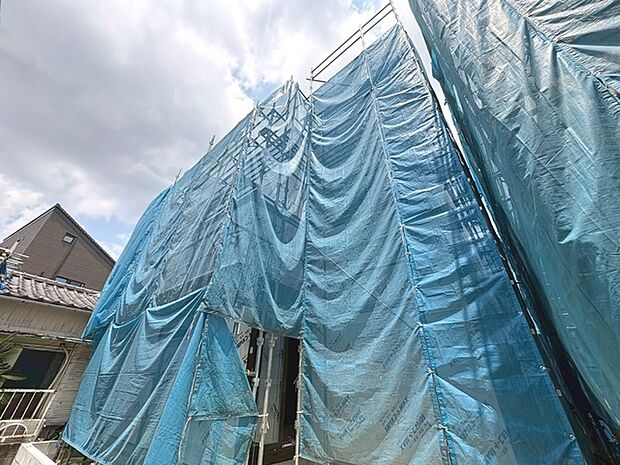 現在建物を建築中です、建築中の物件については現地確認の他、同施工会社の完成施工例のご案内、担当者のプレゼンテーションにてご検討ください。適切なご検討の方法をご説明させて頂きます。