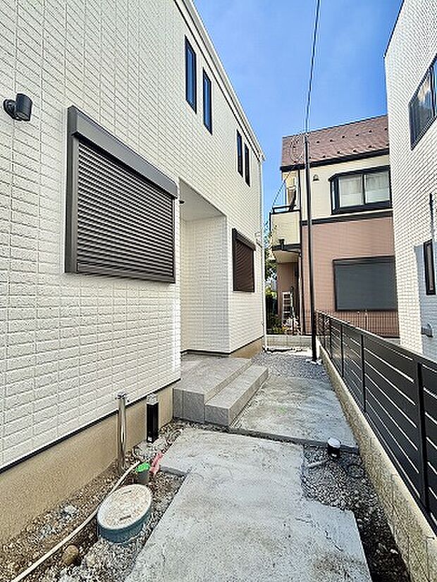 周辺の街並みの中で適度な主張、生活に溶け込むシンプルなデザインの外観が魅力の一戸建です。