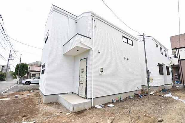 シンプルでモダンなフォルムが街並みに溶け込む落ち着いた外観デザインです。