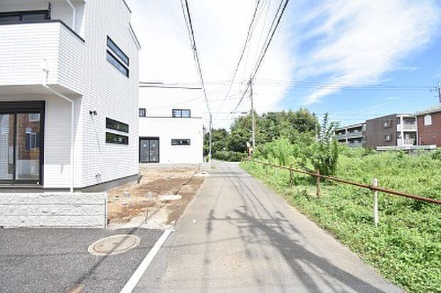 安心して暮らすことのできる住宅街。 住宅地の道路は一般に交通量が少なく車などの騒音が少ないため、住民にとって静かな生活環境が提供されます。