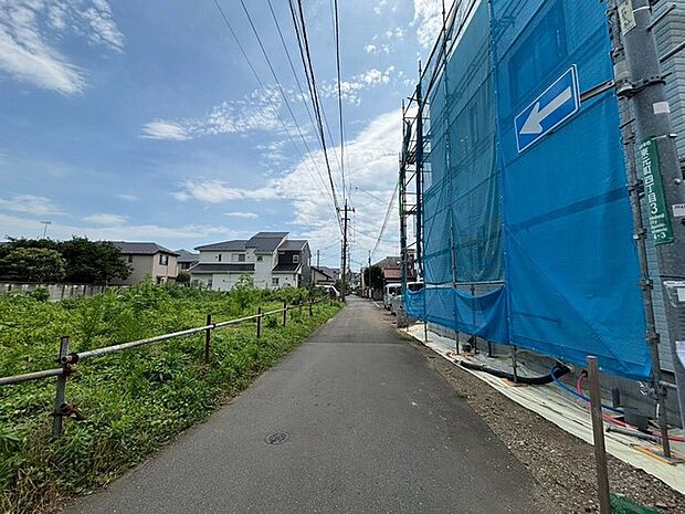 周辺は住宅が建ち並ぶ閑静な住宅街です。