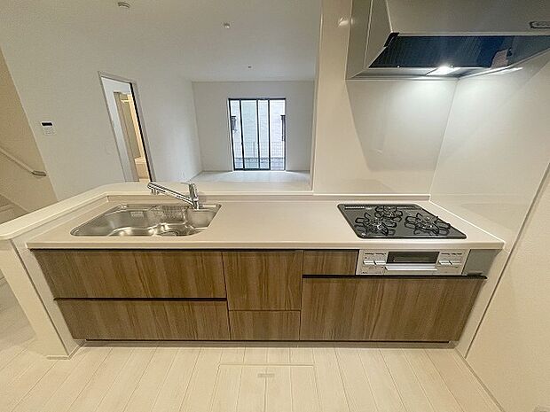 お料理をしながらリビングの家族やゲストとの会話が楽しめるカウンタータイプのキッチン。毎日のお料理を楽しく快適に。