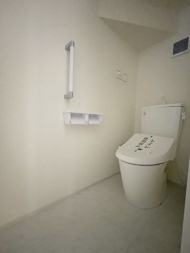 階段下を有効活用したトイレスペース。 便座はもちろんウォシュレット。