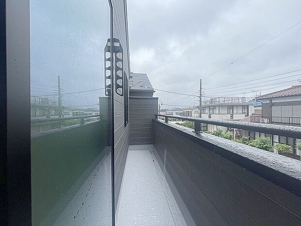 季節の変化や天気の良い日には、バルコニーでの時間が心地よく、気分をリフレッシュさせることができます。