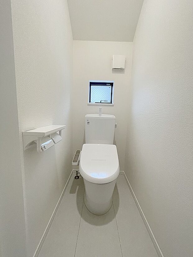 2階トイレ。ウォシュレット機能を標準装備。 