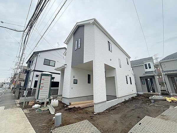 周辺の街並みの中で適度な主張、生活に溶け込むシンプルなデザインの外観が魅力の一戸建です。