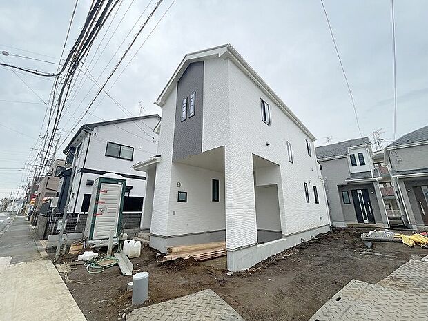 周辺の街並みの中で適度な主張、生活に溶け込むシンプルなデザインの外観が魅力の一戸建です。 