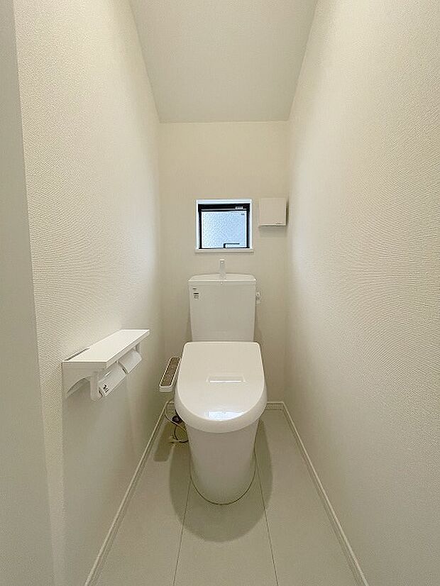 2階トイレ。ウォシュレット機能を標準装備。