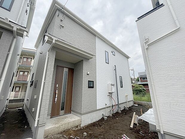 建物が完成しましたので室内のご見学予約スタート。当日のご見学予約も大歓迎です。お気軽にご連絡ください。エステート白馬国分寺店は火曜水曜も営業しております。