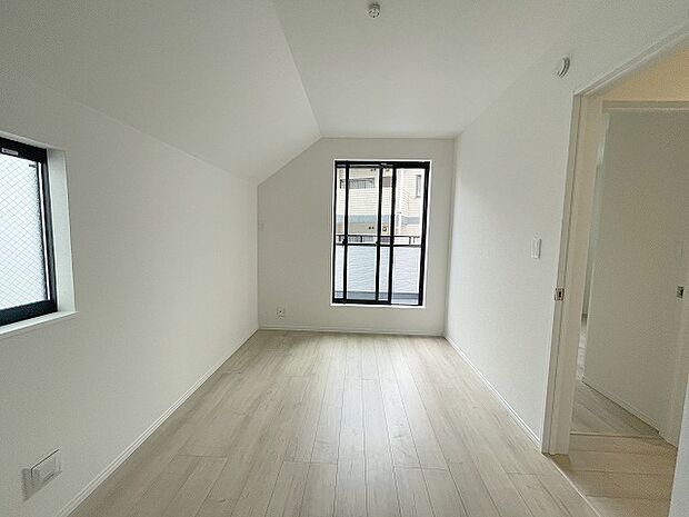 勾配天井の2階のお部屋。この勾配の角度がお洒落な雰囲気を感じさせてくれます。