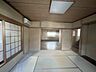 和室：畳の香りと柔らかな光がリラックスした空間を作ります。 