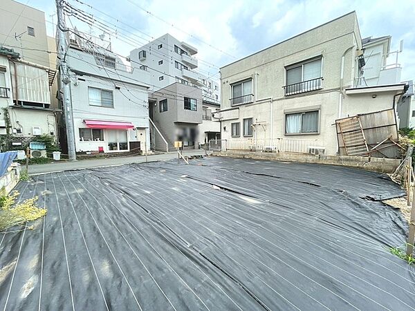 建築条件なしの敷地。弊社グループ「白馬建設」にて建物プランをご提案できます。実際の陽当たりやサイズ感を現地でお確かめください。