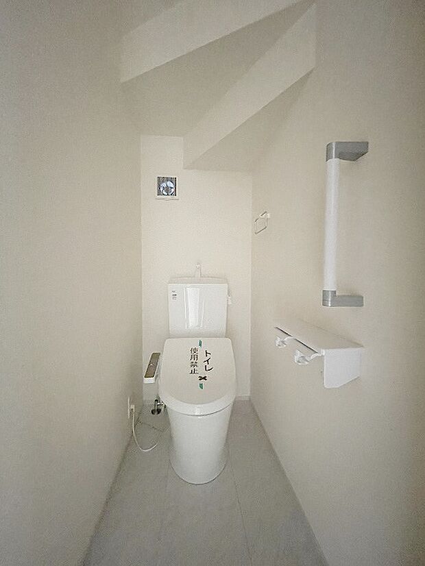 階段下を有効活用したトイレスペース。 便座はもちろんウォシュレット。  